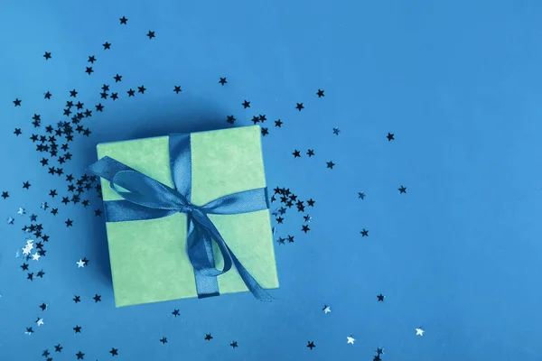 蓝色背景上装饰有彩带的礼品盒，顶视图. — 图库照片