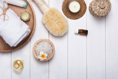 Beyaz masadaki spa aksesuarları ve kozmetikler.
