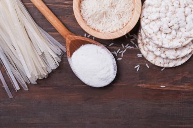 Pirinç ürünleri ahşap masada, üst manzara.