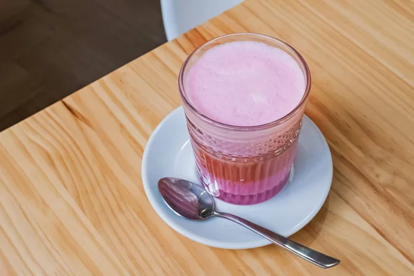 Koffie, cappuchino of latte met kleurrijk schuim op de houten tafel — Stockfoto