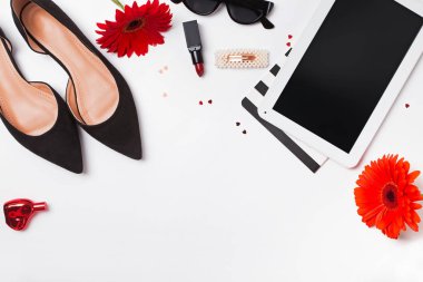 Kadınsı aksesuarlarla kokuşmuş bir daire.