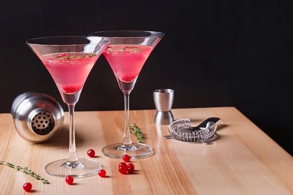 Два келихи мартіні, наповнені червоним кольором журавлинного коктейлю та барменів — стокове фото
