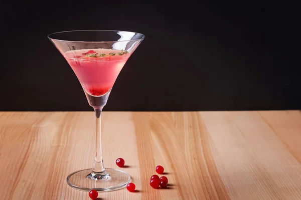 Rode kleur cocktail met cranberry in martini glas op de houten tafel — Stockfoto