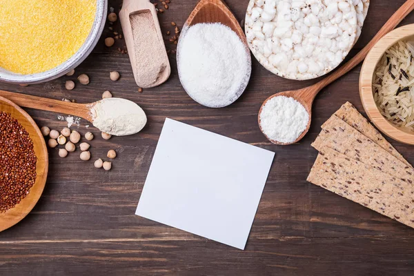 Безглютеновые зерна и альтернативные продукты из муки на деревянном фоне — стоковое фото