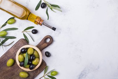 Ahşap arka plan üzerinde taze zeytin ile sağlıklı sızma zeytin yağı