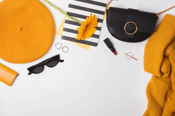 Женский наряд с желтым свитером, сумкой, солнцезащитными очками и другими — стоковое фото