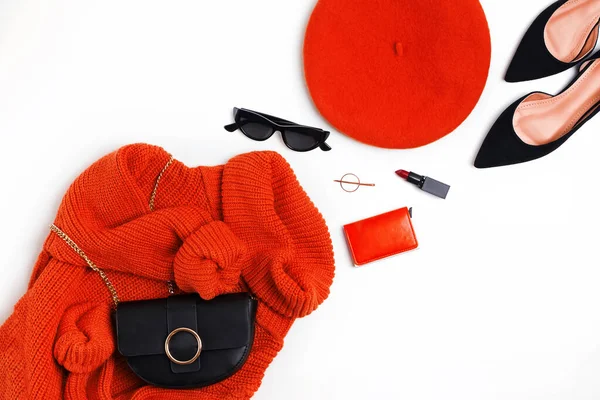 Женский наряд с красным свитером, французский берет, сумка, солнцезащитные очки и другие предметы на белом фоне , — стоковое фото
