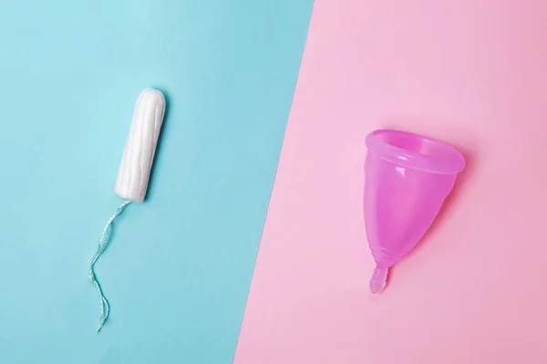 Tampon en siliconen beker op verschillende gekleurde ruggengraat, bovenaanzicht — Stockfoto