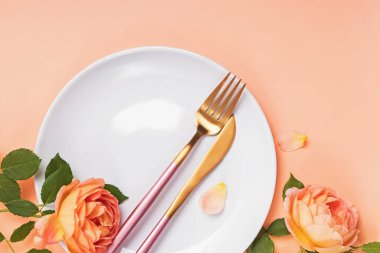 Sevgililer günü ya da güzel güllü düğün için yaratıcı bir masa.