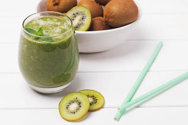 Kiwi smoothie in een glas op de witte tafel close-up. — Stockfoto