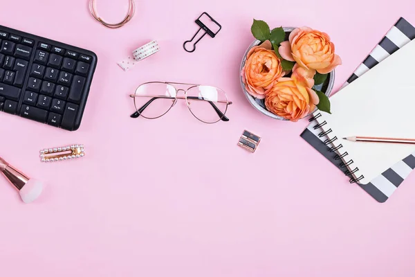 Local de trabalho feminino com estacionário, keybord, blocos de notas e belas rosas — Fotografia de Stock