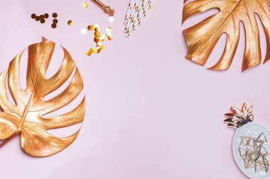 Pastel pembe arka plan üzerinde Altın renkli parti dekor