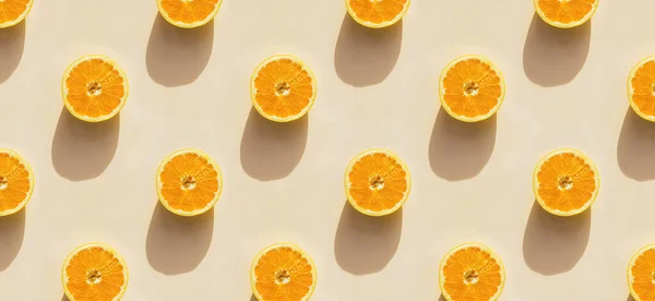 Oranje helften op gele achtergrond. Creatief minimalistisch patroon. — Stockfoto
