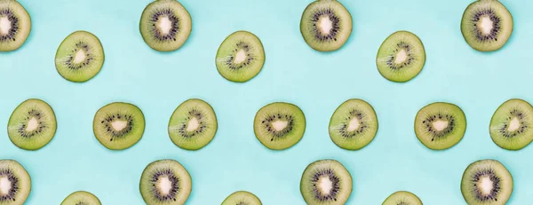 Snijd verse biologische kiwi 's. — Stockfoto