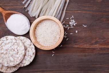 Pirinç ürünleri ahşap masada, üst manzara.