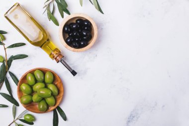 Ekstra saf zeytinli, yeşil ve siyah zeytinli.