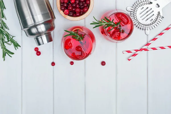 Cranberry cocktail met rozemarijn en ijs. — Stockfoto