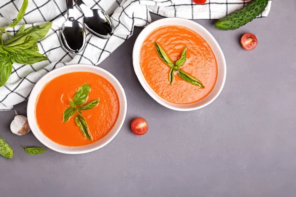 Холодний томатний суп з оливковою олією в мисках — стокове фото