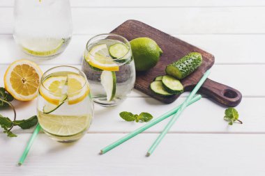 Beyaz ahşap masada nane, limon ve cucucmber ile aşılanmış su