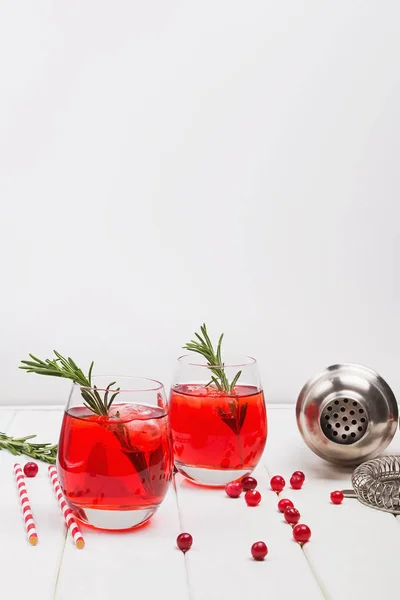 Tranbär cocktail med rosmarin och is — Stockfoto