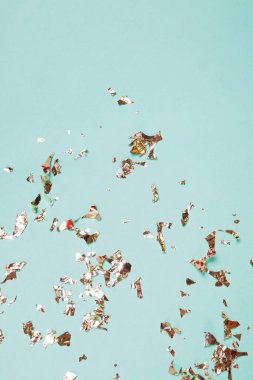 Pastel yeşil arkaplandaki altın rengi süsleme alanı kopyala.