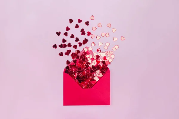 The Concept of Valentines Day. Milostný dopis. Obálka a létání z ní červená srdce na červeném pozadí. — Stock fotografie