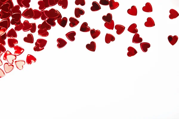 Rode hartvormige confetti geïsoleerd op witte achtergrond — Stockfoto