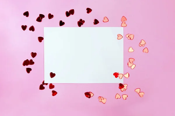 San Valentino modello di carta con piccoli cuori su sfondo rosa chiaro — Foto Stock