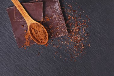 Doğal çikolata ve kakao tozu. Tahta kaşıkta.