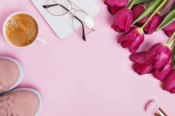 Snygga feminina tillbehör på pastellfärgade bakgrunden. — Stockfoto