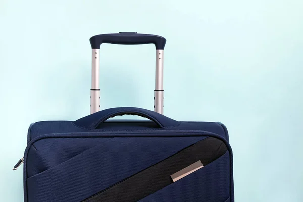 パステルブルーの背景のスーツケース — ストック写真