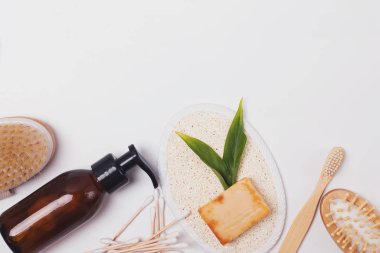 Beyaz arkaplanda sıfır atık plastiksiz ev araçları ve ögeler.