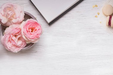 Pembe Gül, not defteri, saat ve macarons Beyaz ahşap tablo