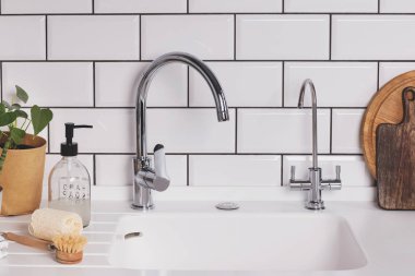 Sıfır atık yiyecek ve bulaşık temizleme malzemesi olan modern minimal mutfak..