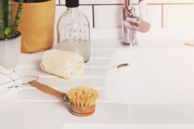 Beyaz tezgahta doğal malzeme bulaşık fırçası..