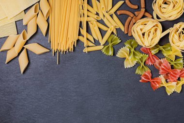 Siyah arkaplanda farklı makarna türleri