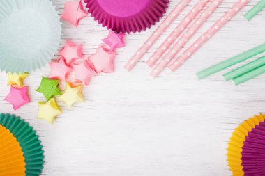 Beyaz arkaplanda parlak kağıt dekorasyonları ve pipetler,