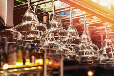 Arka arkaya sallanan kokteyl bardaklarını kapat.