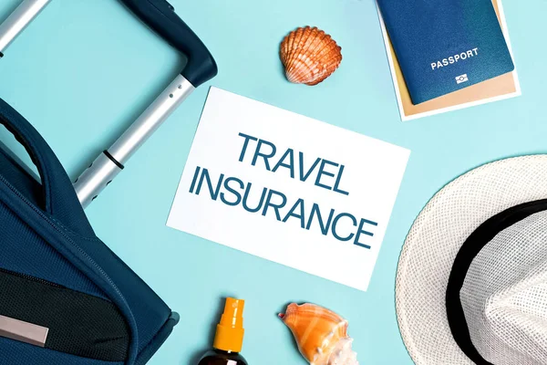 Valigia, passaporto, cappello e carta con testo Assicurazione di viaggio . — Foto Stock
