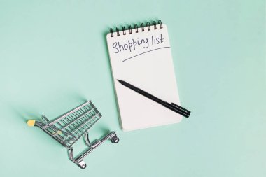 Küçük tramvay, kağıt not defteri ve kalem, üst manzara.