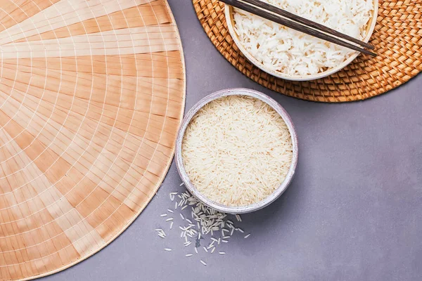生的和煮熟的白米碗 — 图库照片