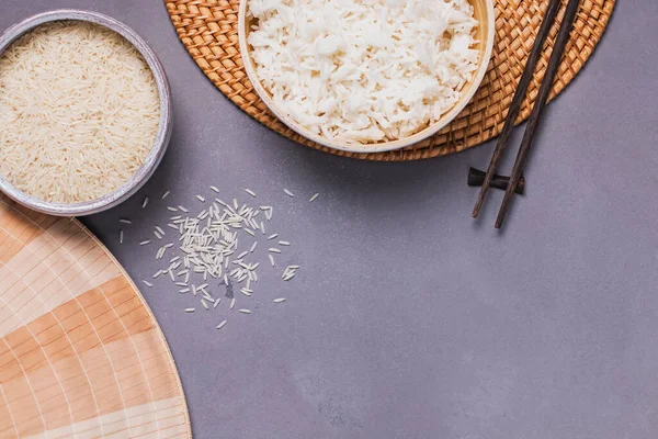 生的和煮熟的白米碗 — 图库照片