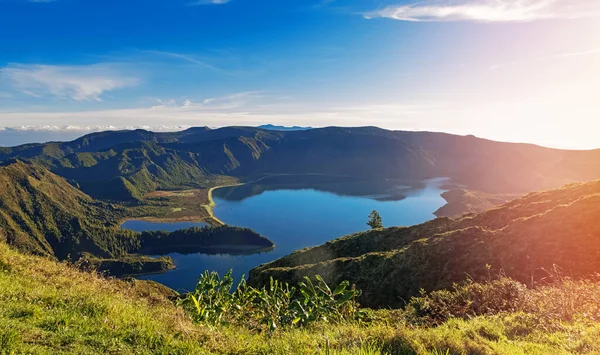 Belo panorama do lago vulcânico na ilha de San Migel — Fotografia de Stock