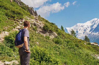 Genç masn yazın dağlarda yürüyüş yapıyor..