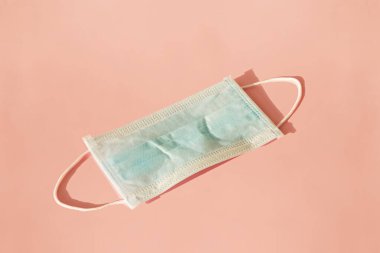 Grip ve diğer hastalıklara karşı korunmak için mavi renkli tıbbi maske.