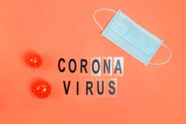 Coronavirus hastalığı Covid-19 'un soyut virüs türü modeli, yüz maskesi ve metin destekli arka plan