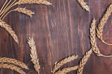 Tahta masada tahıllı buğday kulakları