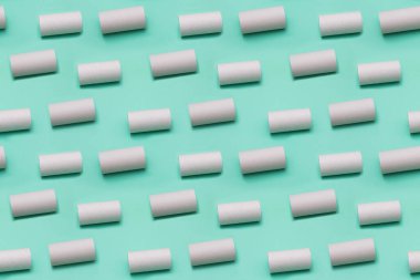 Mavi arkaplanda boş tuvalet kağıdı ruloları.