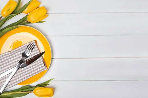 Feestelijke tafel met gele tulpen. — Stockfoto