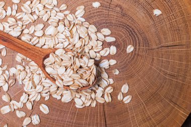 Tahta yüzeyde, kaşıkta yulaf ezmesi